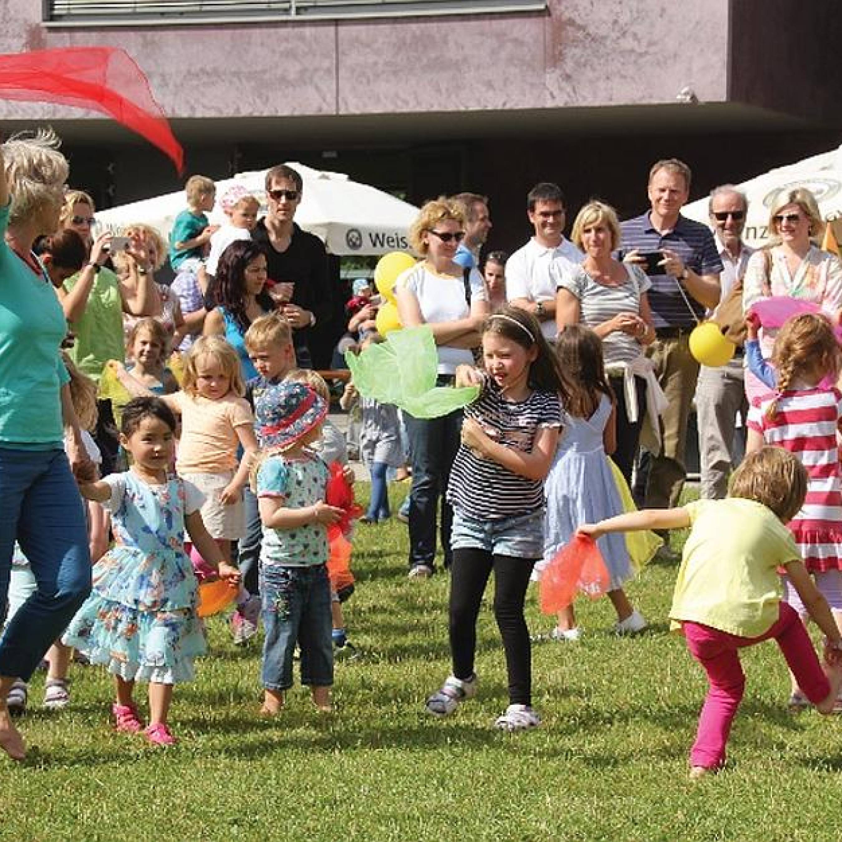 Glitzernde Oldtimer und großes Sommerfest
